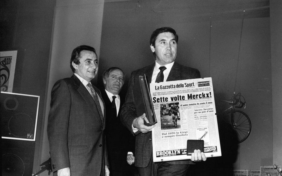 Candido Cannav consegna a Eddy Merckx la riproduzione della pagina della Gazzetta dello sport con la cronaca della settima e ultima vittoria nella Milano Sanremo del 1976 (Omega)